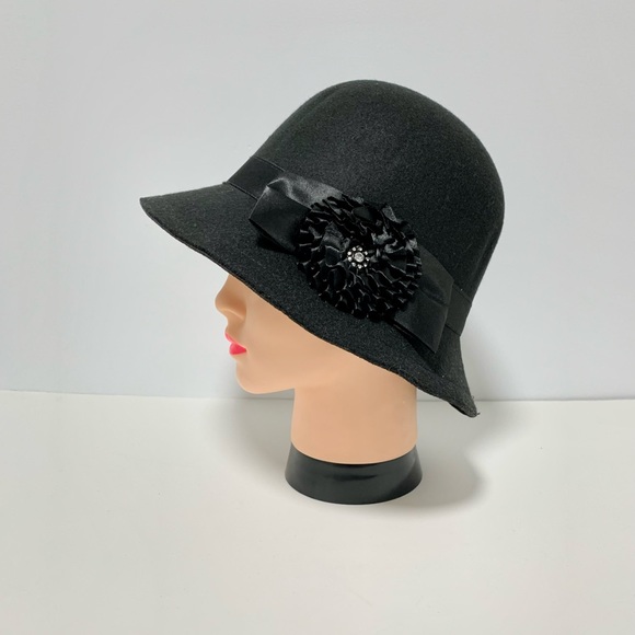 ❣️2/$40❣️ Black Cloche Hat With flower - Picture 3 of 6